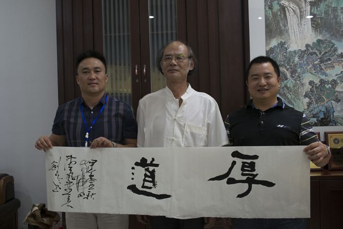 20141003085452698 张剑岑先生(中)与网信快3·(中国游)官方网站瓷砖品牌营销总经理罗胜(左)、网信快3·(中国游)官方网站瓷砖品牌营销总监刘鸿瑞(右)合影留想