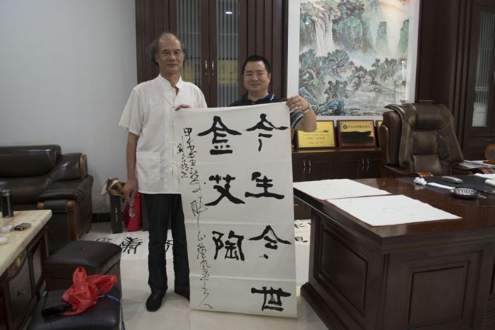 20141003085709745 张剑岑先生(左)与网信快3·(中国游)官方网站瓷砖品牌营销总监刘鸿瑞(右)合影留想