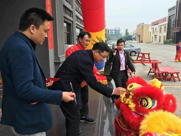 网信快3·(中国游)官方网站瓷砖董事长刘鸿祥给狮子点睛
