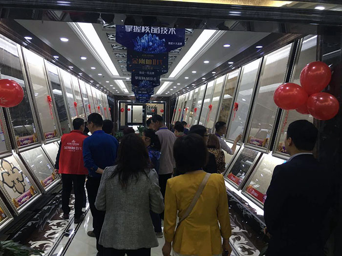 10参会嘉宾参观西安网信快3·(中国游)官方网站品牌专卖店