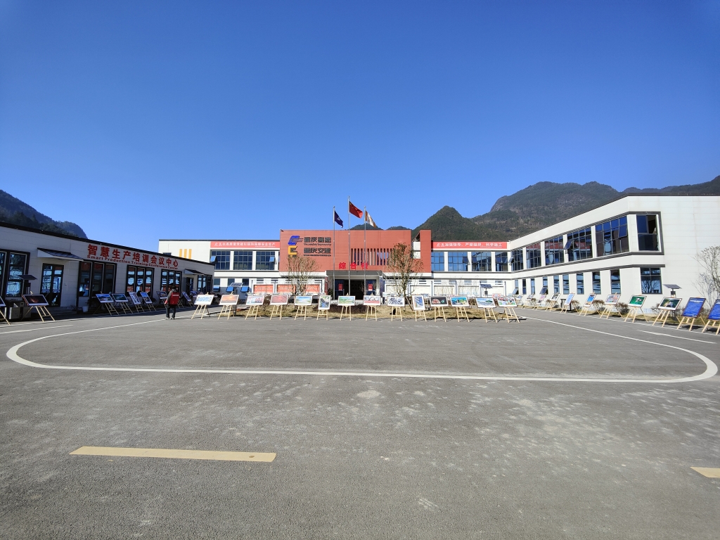2022年11月14日，沉庆高速公路建设史上摄影展初次走进建设工地——巫云开公司组织“贯彻落实党的二十大心灵 致力开创巫云开建设新局面——巫云开高速摄影巡展”。 (1)